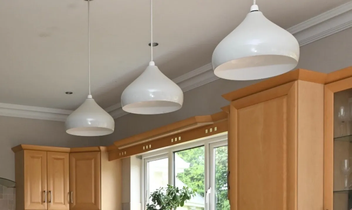 Three hanging light fixtures - Image 1