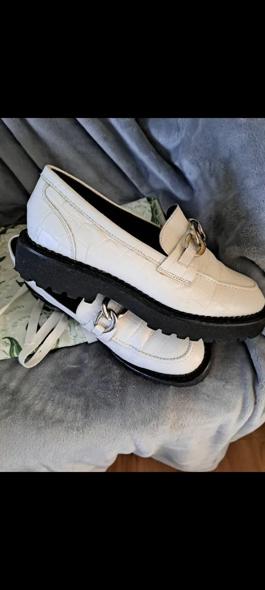 Ladies ivory loafers - Image 2