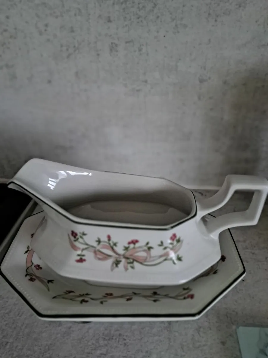ETERNAL BEAU SAUCE BOAT ON SAUCER