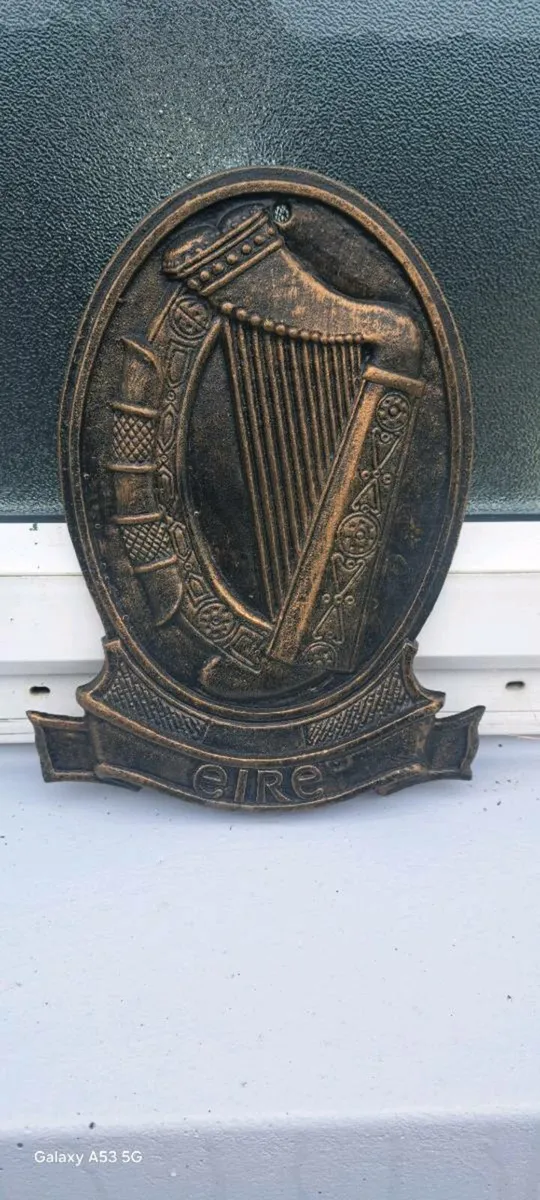 Cast iron eire harp sign - Image 1