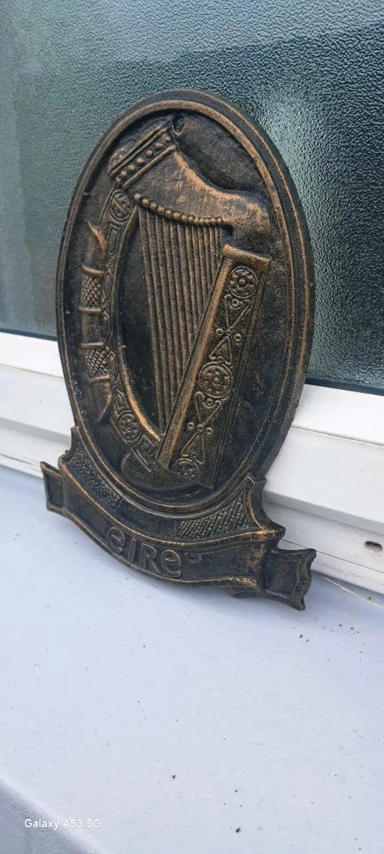 Cast iron eire harp sign - Image 3
