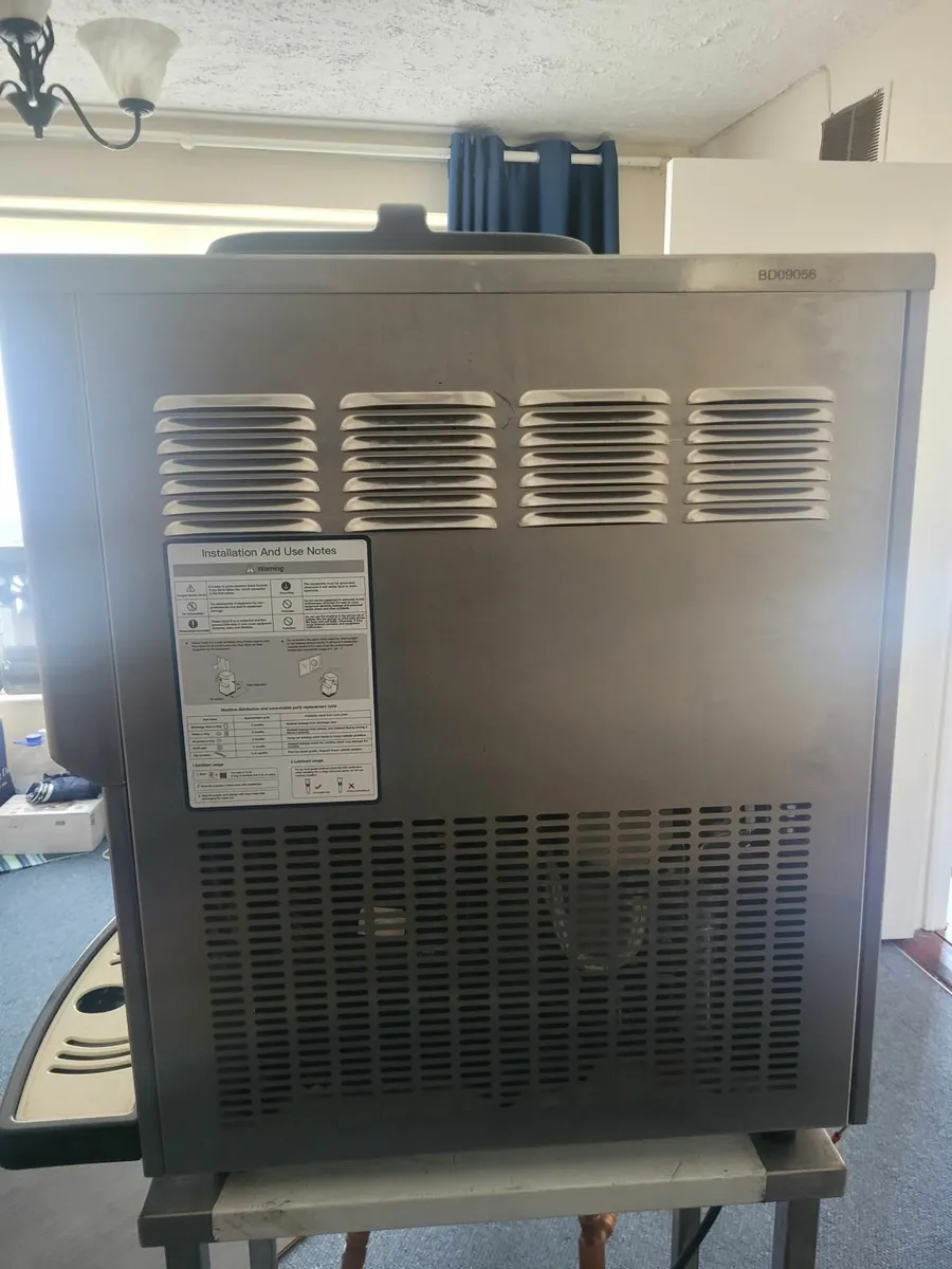 Ice Cream Machine - Image 3