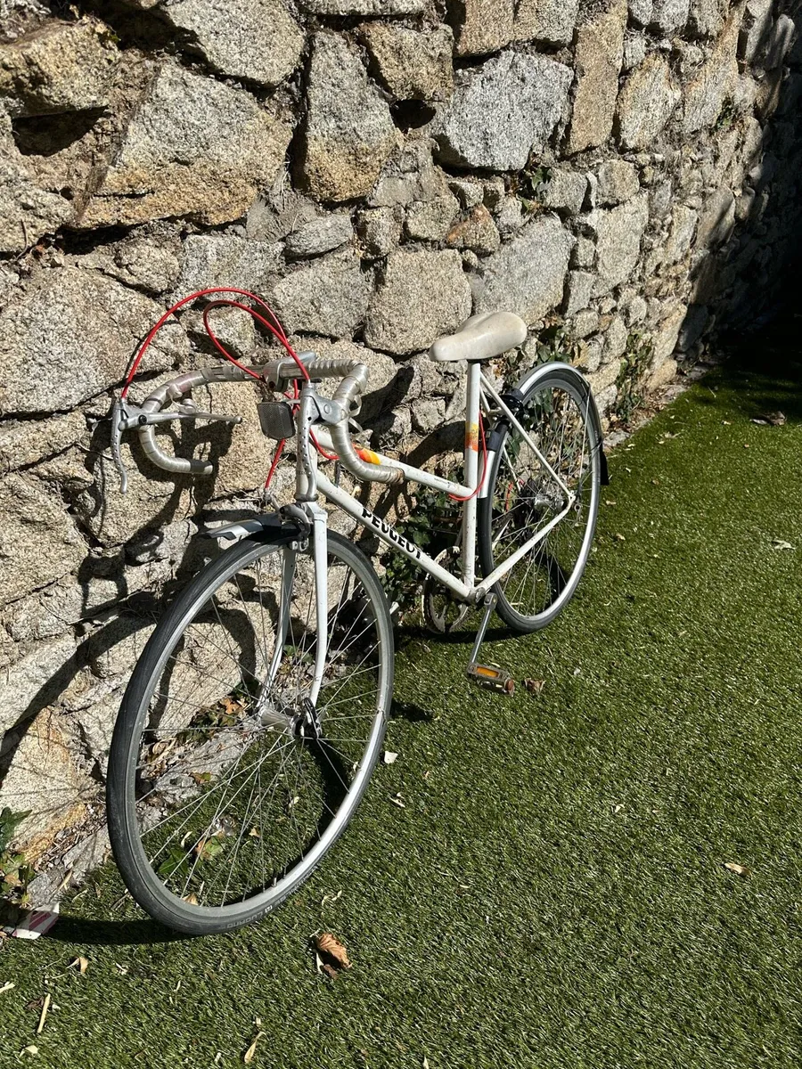 White ladies vintage Peugeot bicycle - Image 1