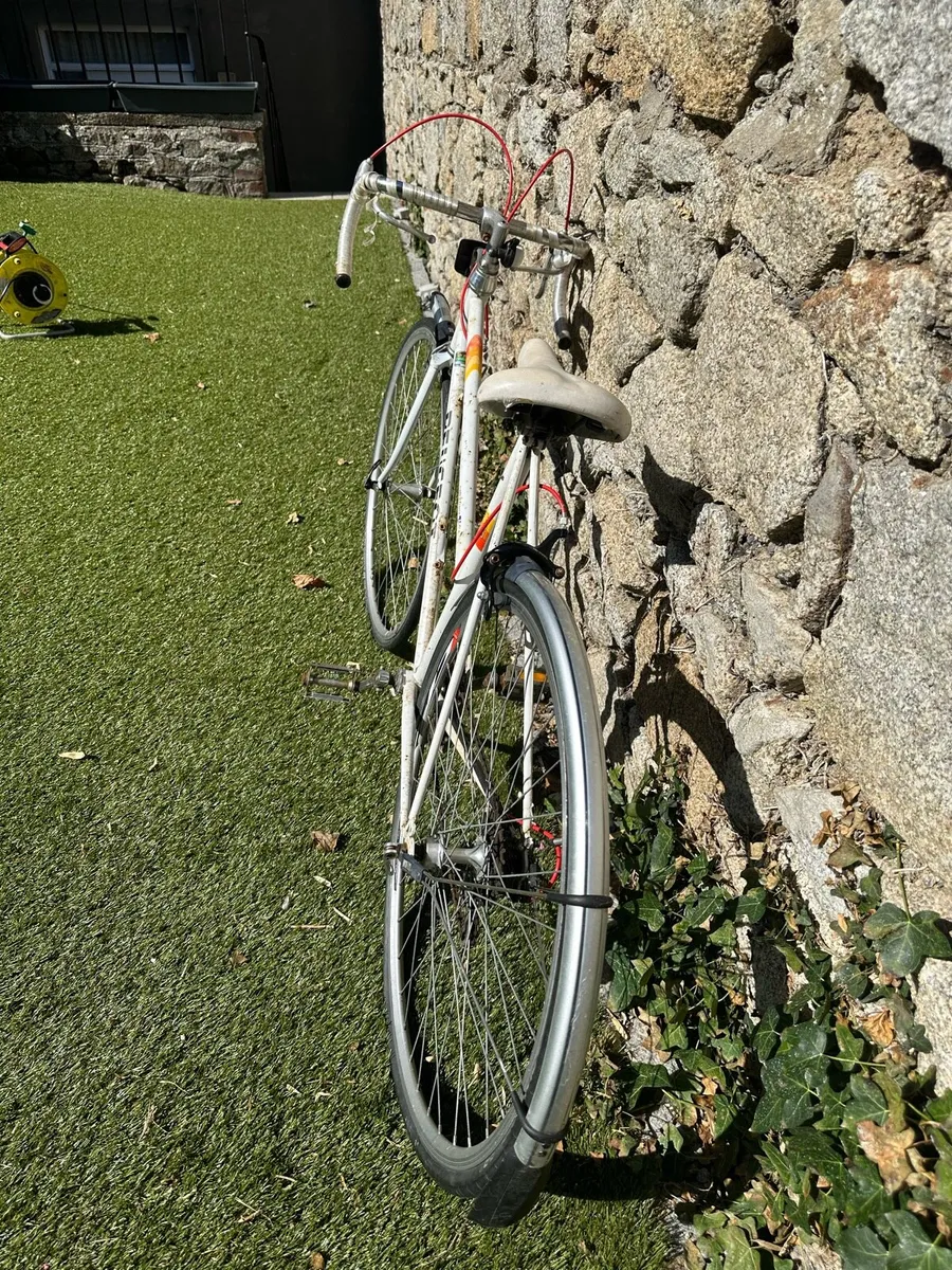 White ladies vintage Peugeot bicycle - Image 3