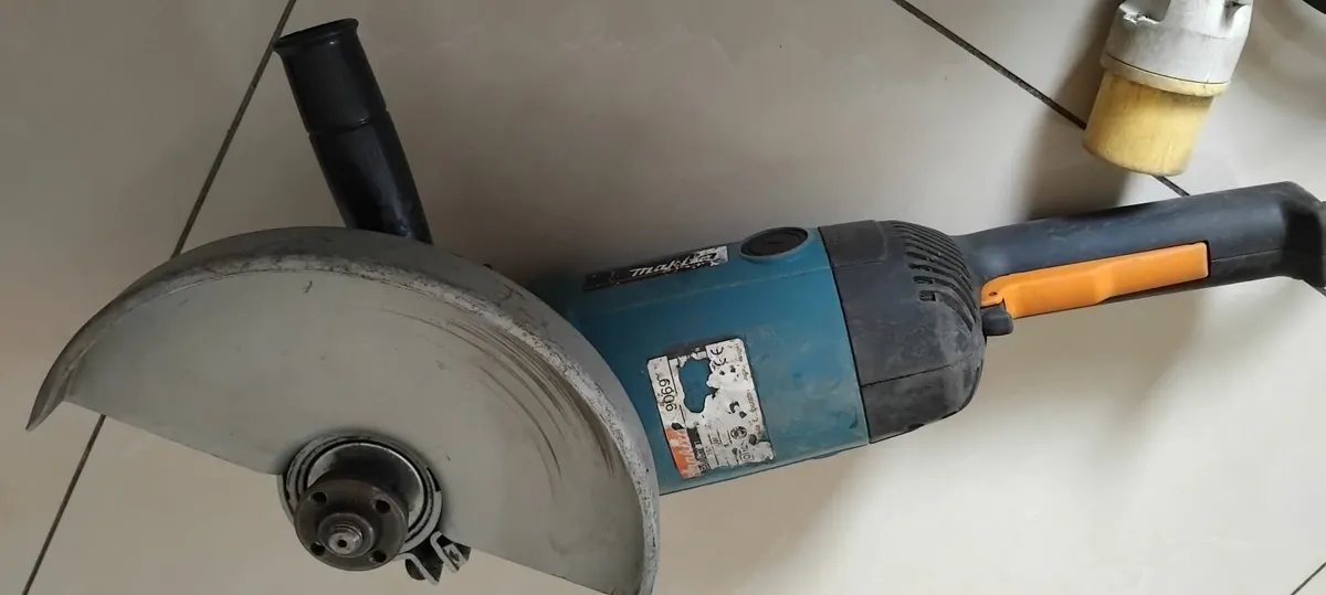 Makita 9069 230mm Angle Grinder 110v - Image 3