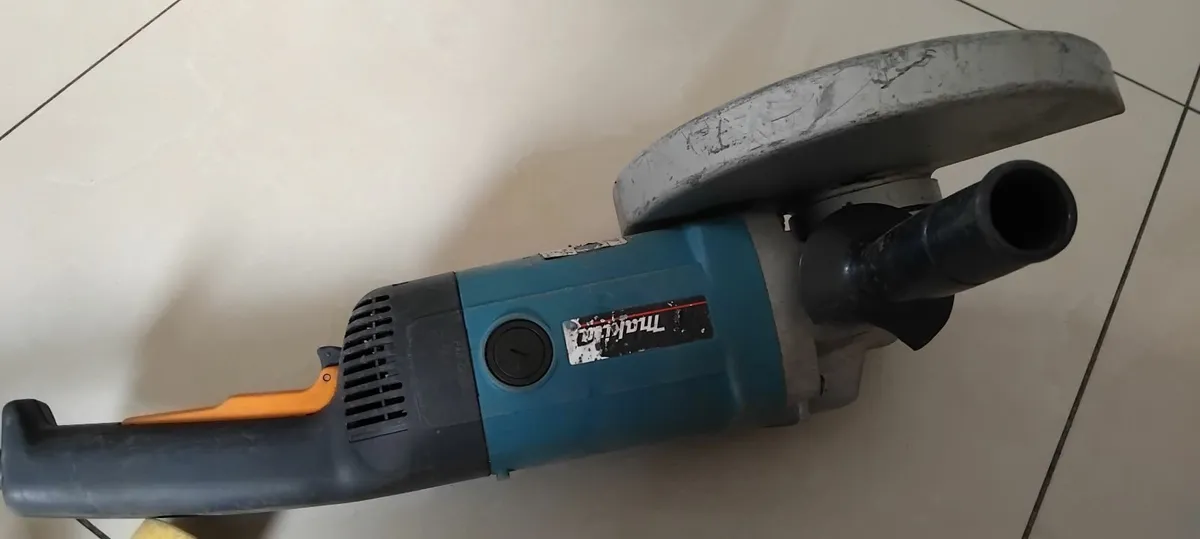 Makita 9069 230mm Angle Grinder 110v - Image 4