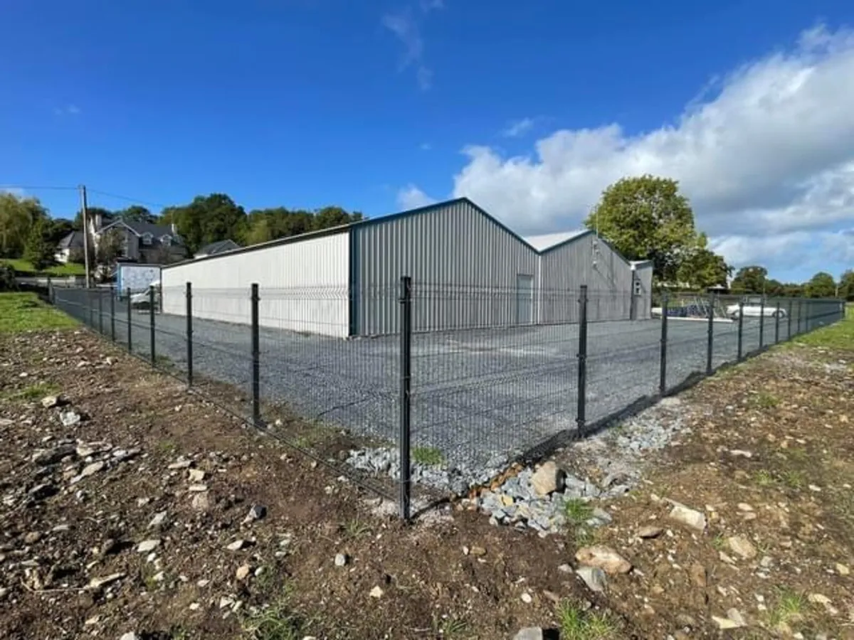 V mesh panels and posts - Image 4