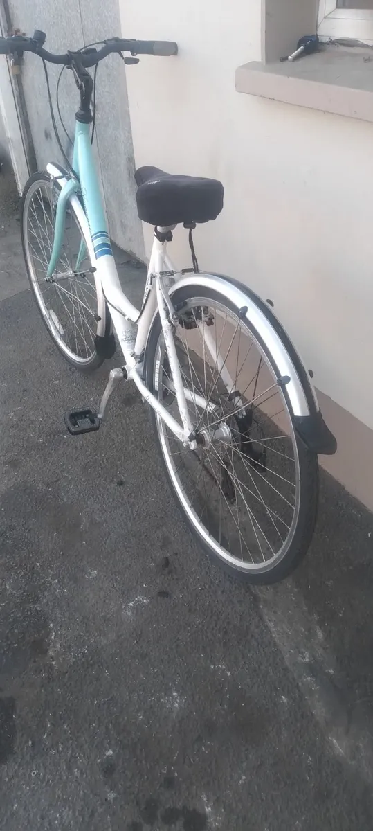 Lovely ladies bike 28inch price too sell - Image 4