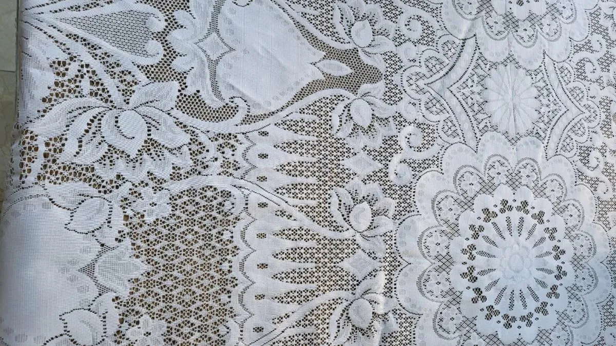Beautiful lace tablecloth - Image 2