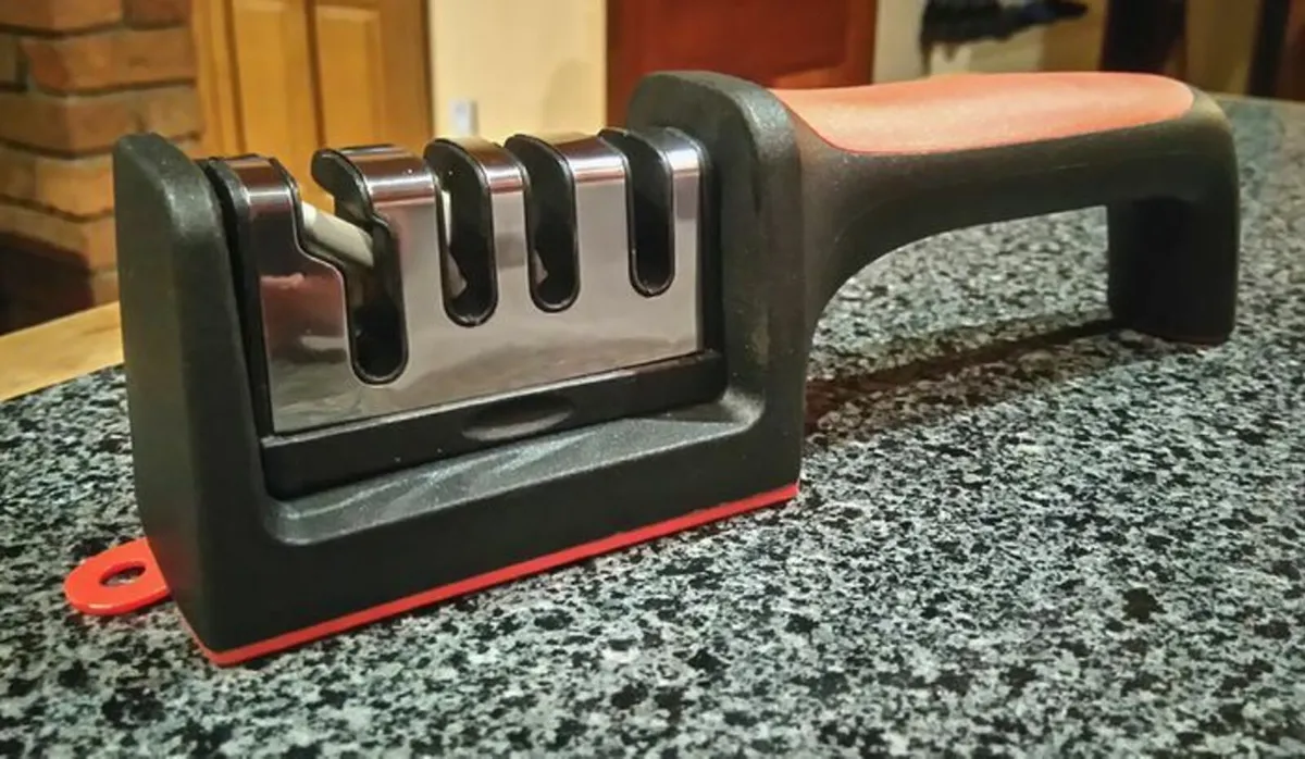 KNIFE SHARPENER, RED/BLACK (BRAND NEW). - Image 1
