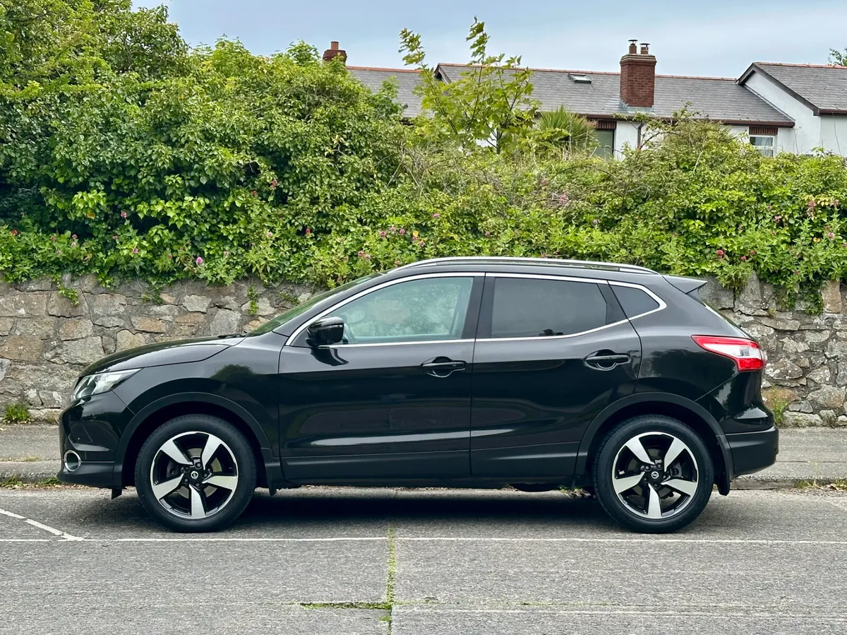 Nissan Qashqai Petrol Auto | Pan roof | Leather. - Image 2