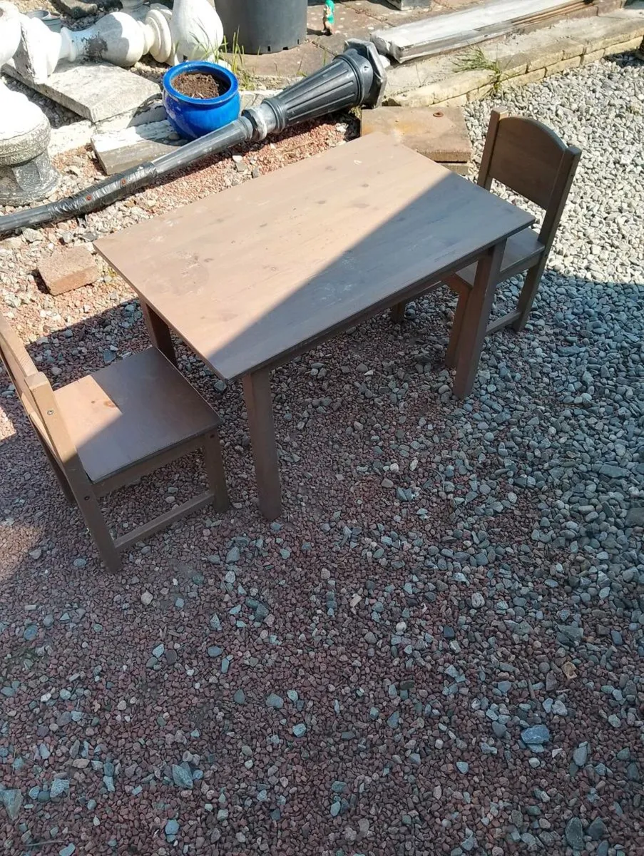 Kids table and 2 chairs - Image 1