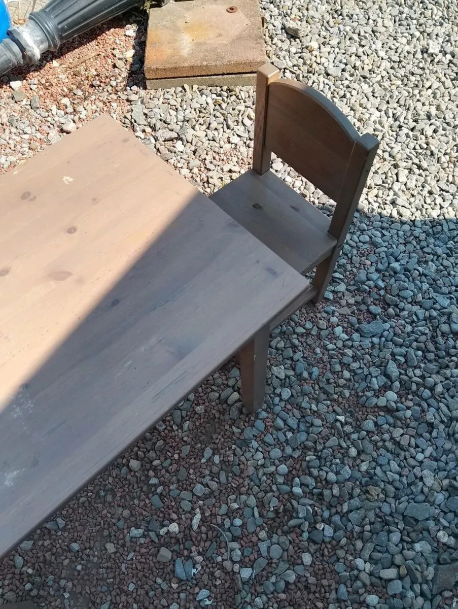 Kids table and 2 chairs - Image 4