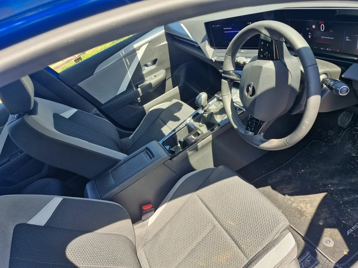 Opel Astra 2024  only 645 kms - Image 4