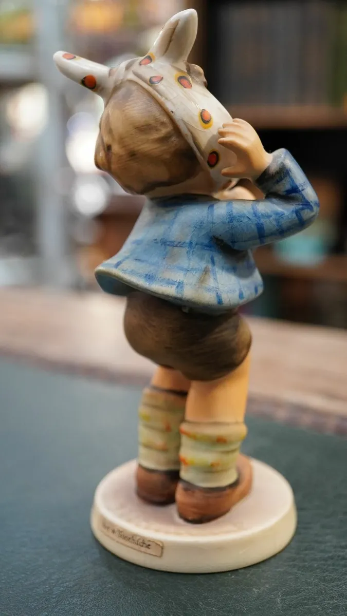 Goebel Hummel Figurine - Boy with Toothache - Image 3