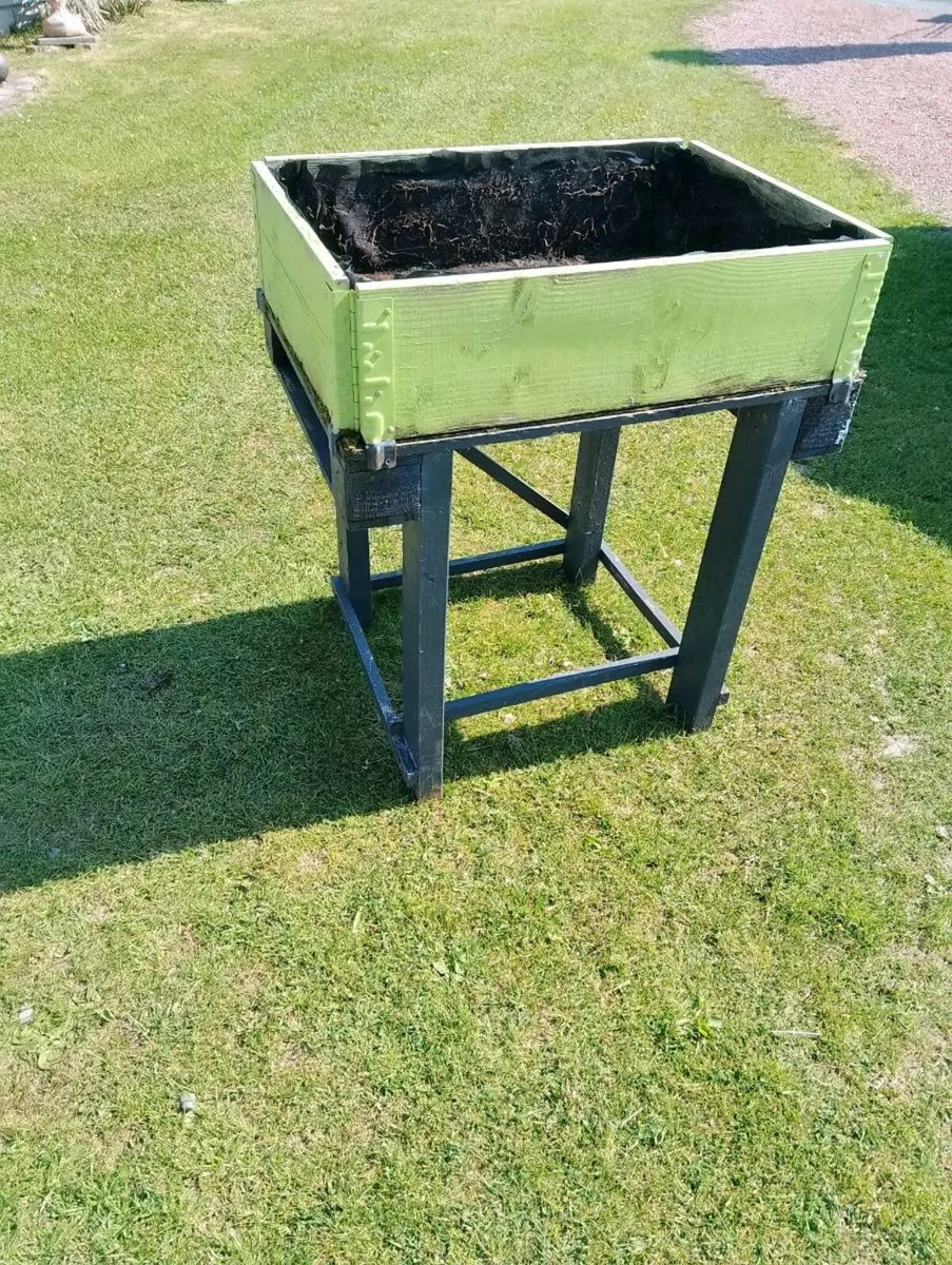 Raised planter - Image 1
