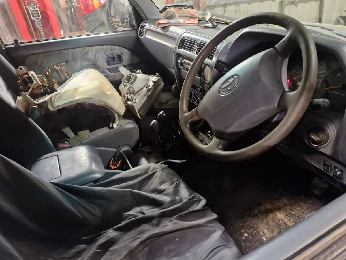 Toyota landcruiser 2002 breaking for parts - Image 4