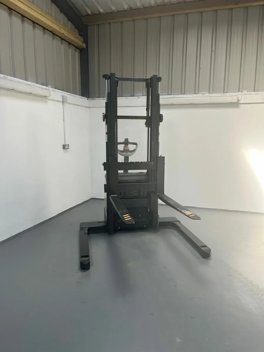 Forklifts, Pallet Trucks, Reach Trucks for sale - Image 3