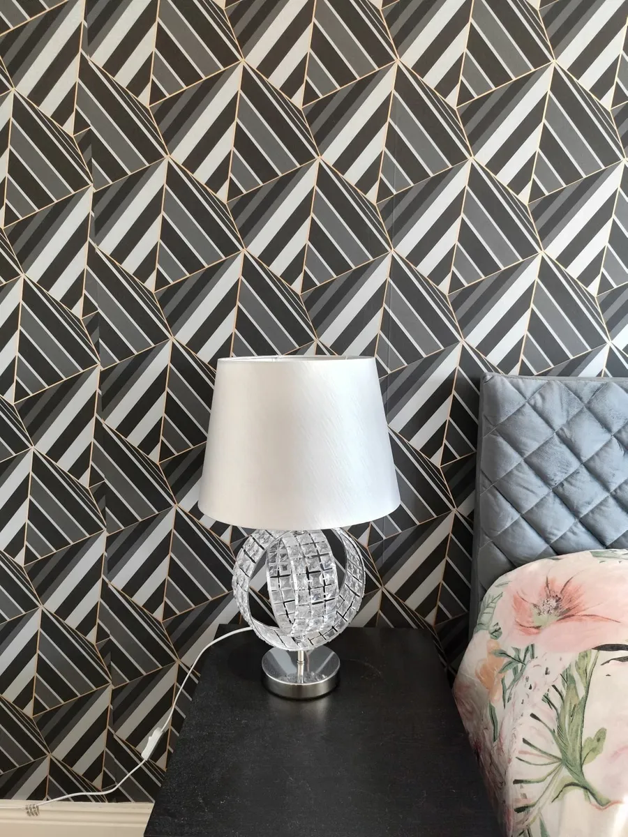 Lamp shade with bedside lamps - Image 2