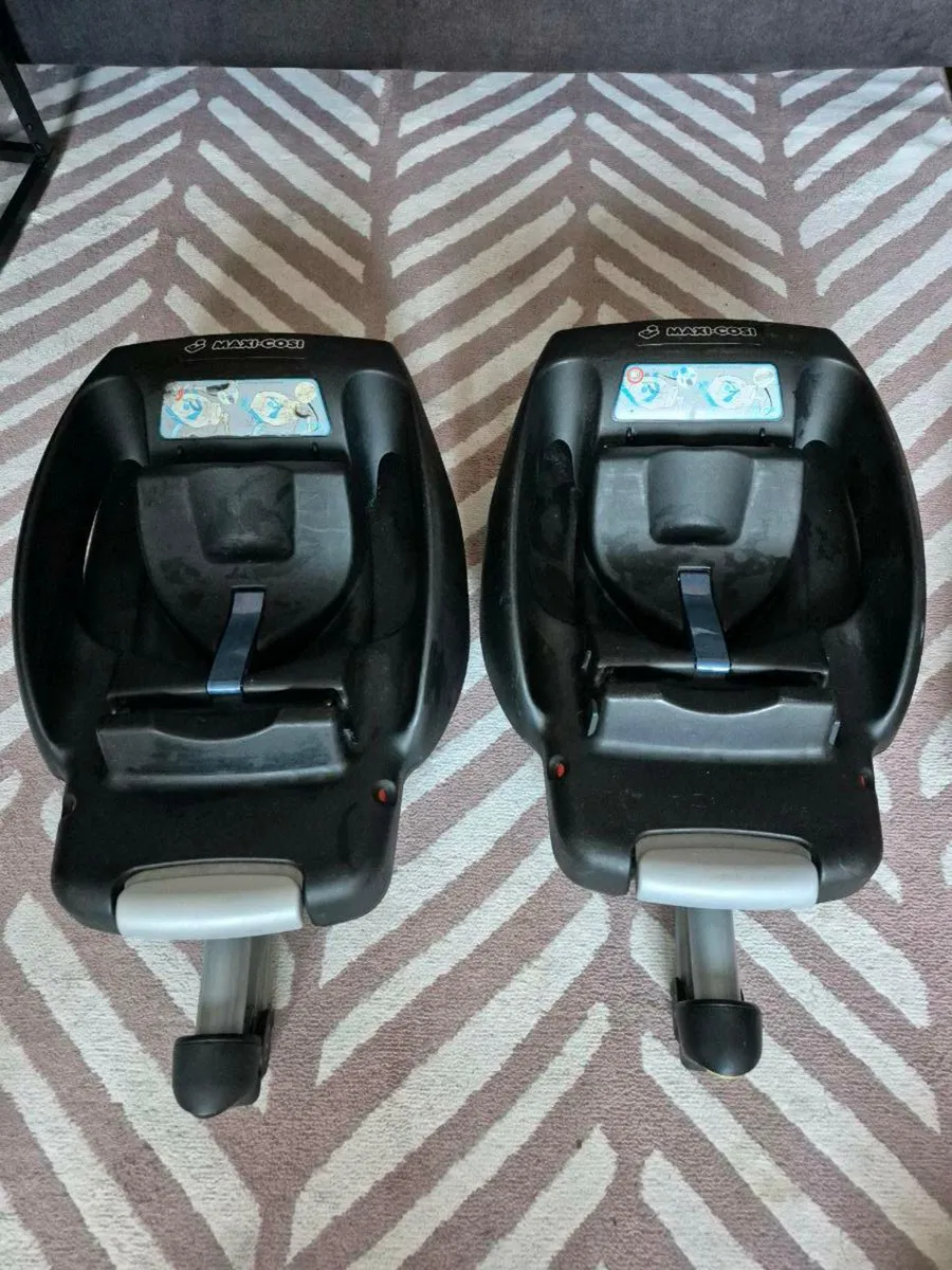 Free to good home - 2 x Baby Seats & isofix bases - Image 1