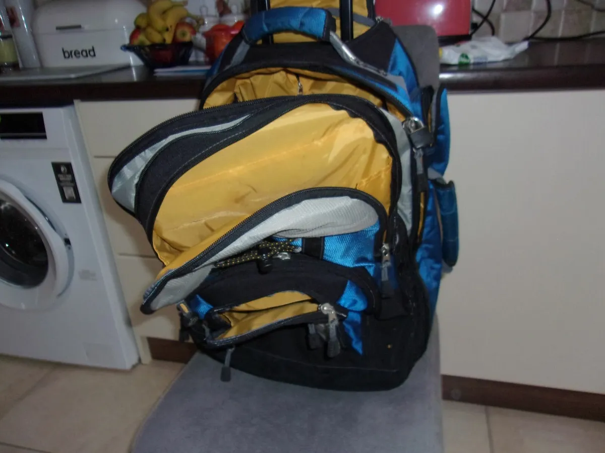 CONVERTABLE TRAVEL BAG PACK SUITCASE /  WHEELS
