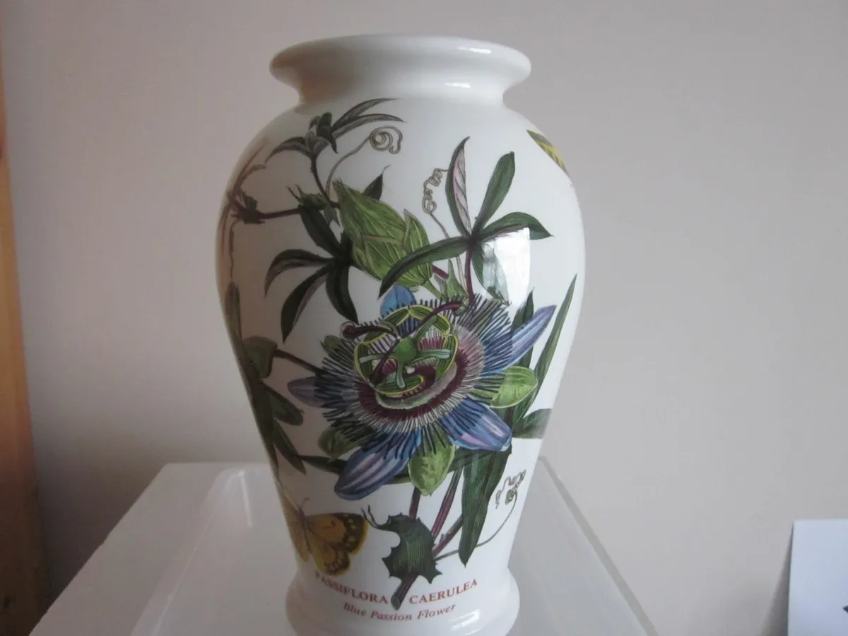 Portmeirion1972 Blue Passion Flower 81/4'' Vase - Image 1