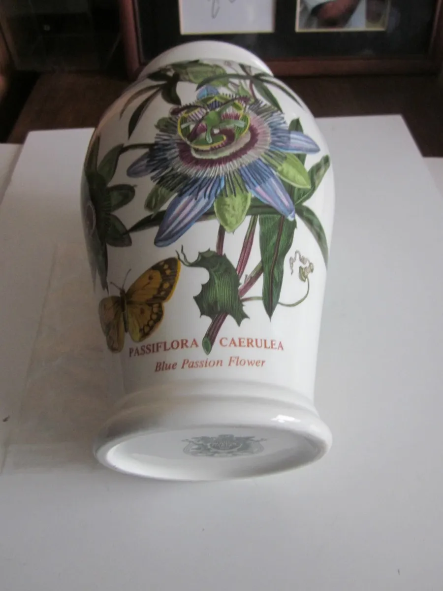 Portmeirion1972 Blue Passion Flower 81/4'' Vase - Image 3