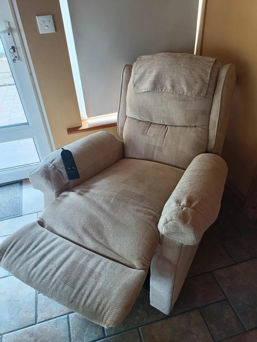 Riser recliner chair - Image 3