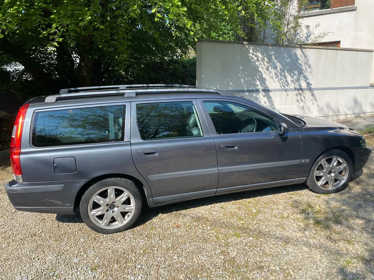 Volvo V70 2004 2L petrol - Image 2