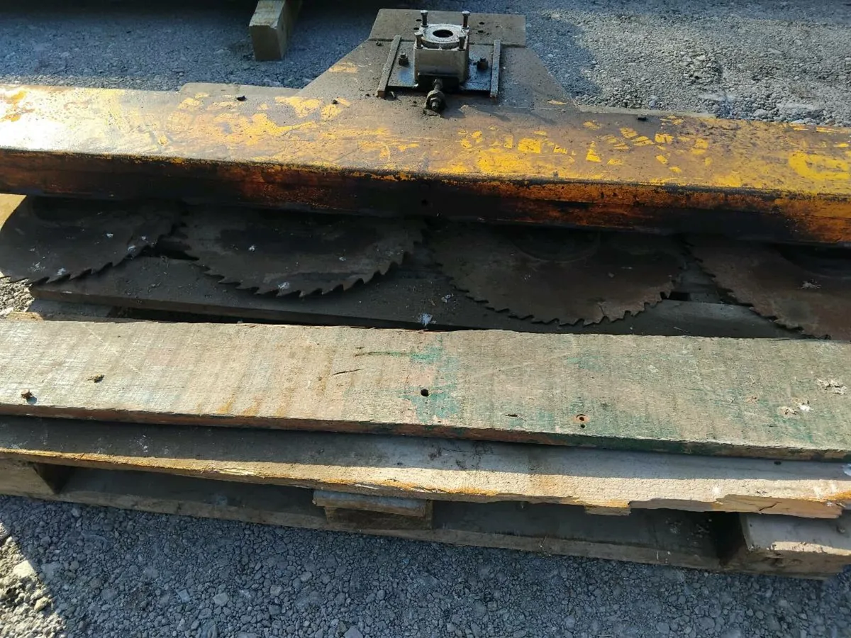 Front loader hedge cutter - Image 1