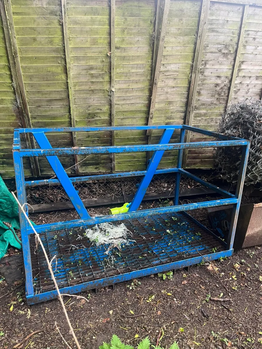 Man basket/cage