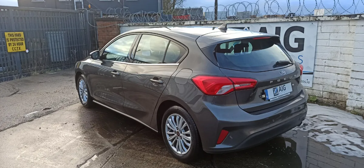 212 Ford Focus 1.5 TDCi TITANIUM SAT NAV Hatchback - Image 4