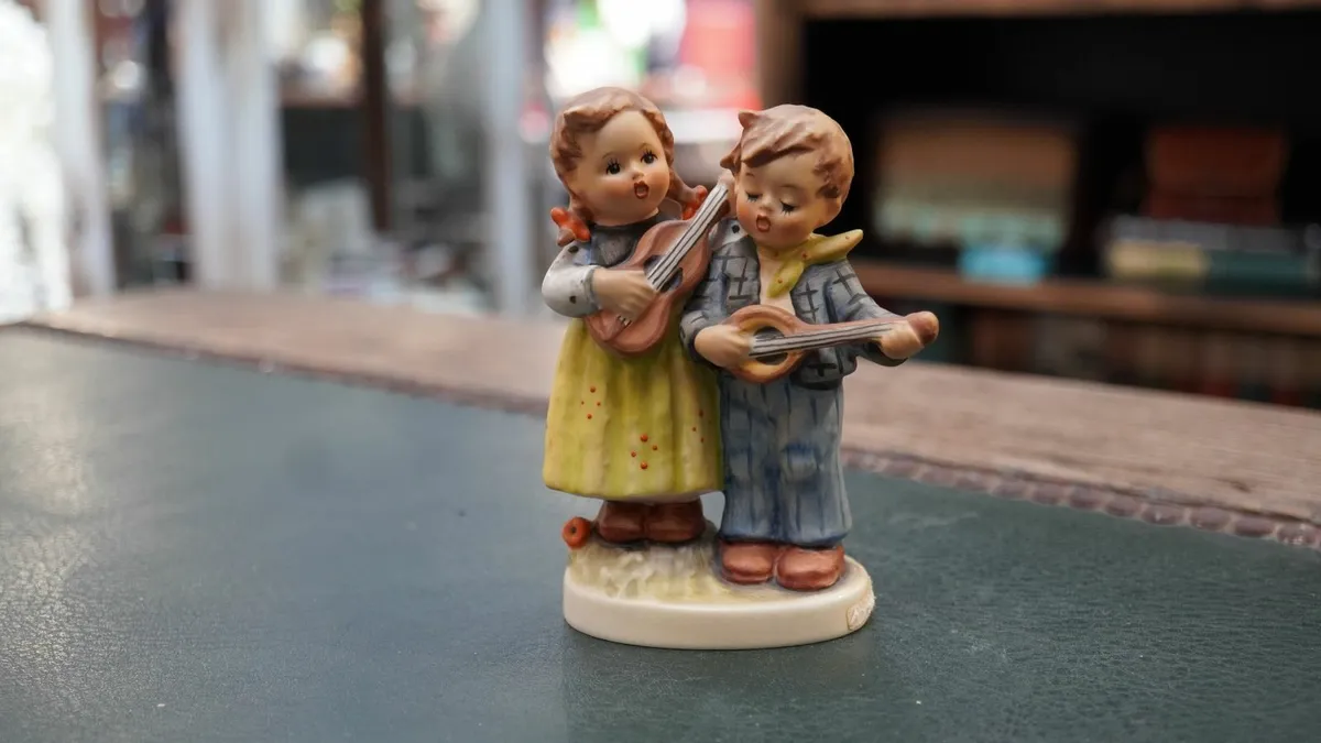 Goebel Hummel Figurine - Happy Days - Image 1