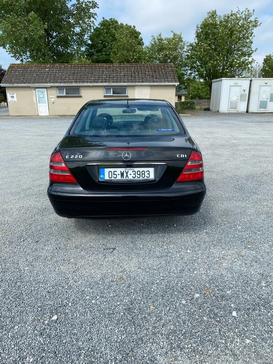 05 Mercedes E220cdi - Image 4
