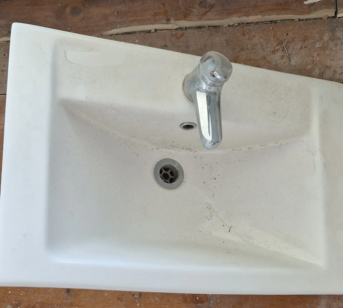 Bathroom sink - Image 1