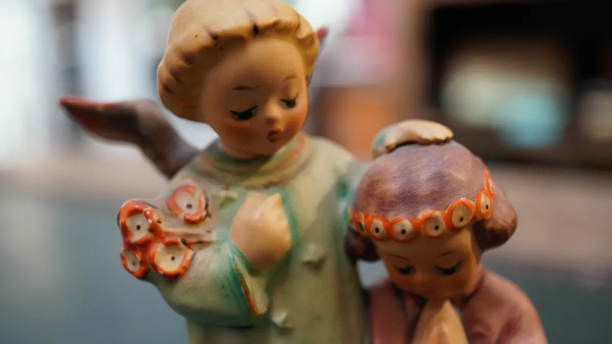 Goebel Hummel Figurine - Angel with Praying Child - Image 4