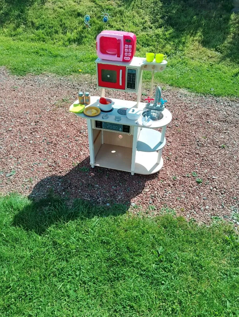 Toy kitchen and accessories - Image 1