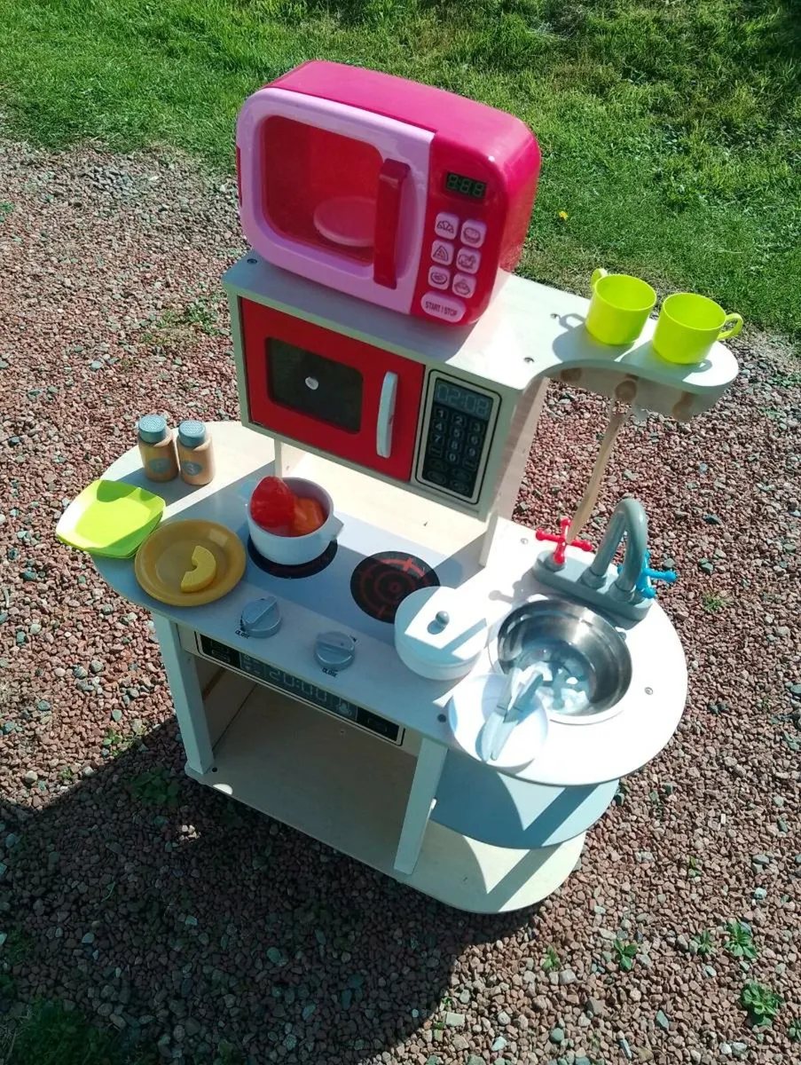 Toy kitchen and accessories - Image 2