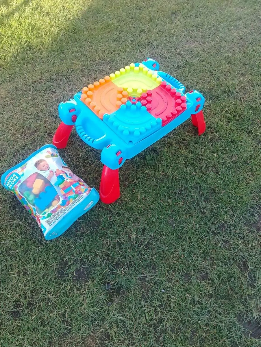Big blocks and table - Image 1