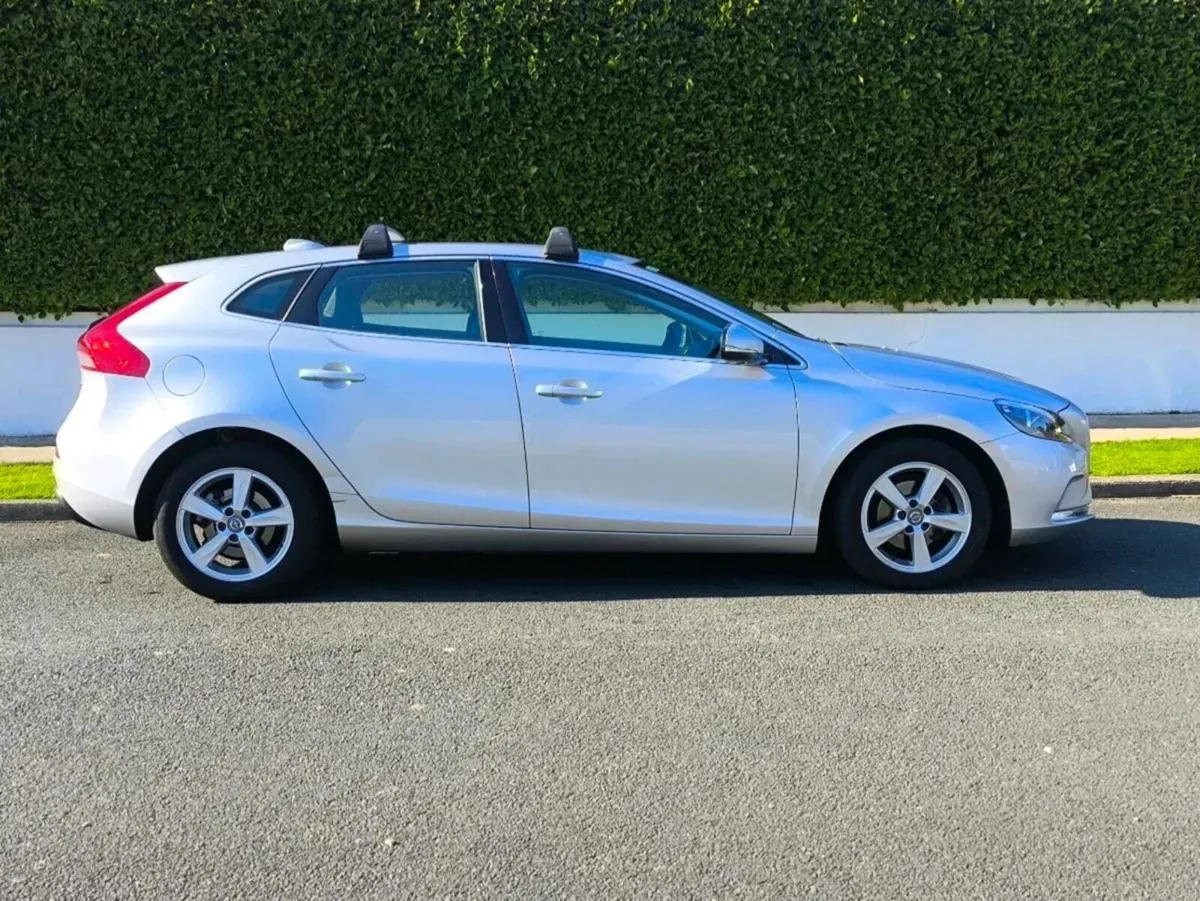 Volvo V40 2015 - Image 2