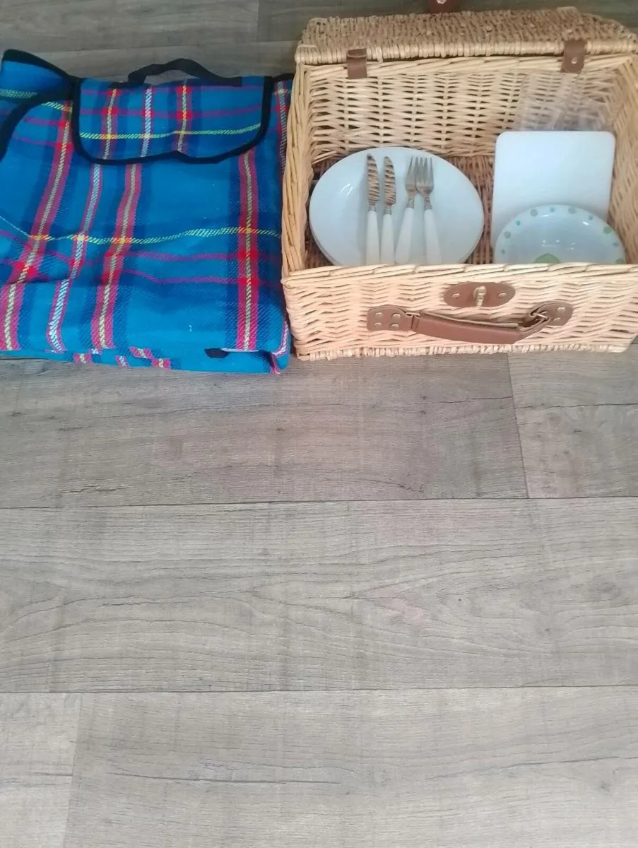 Picnic basket with foil blanket - Image 1