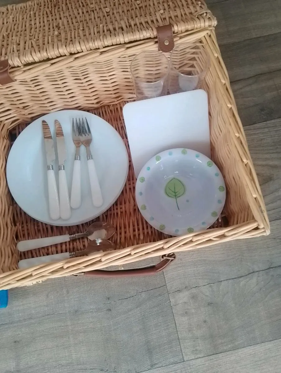 Picnic basket with foil blanket - Image 3