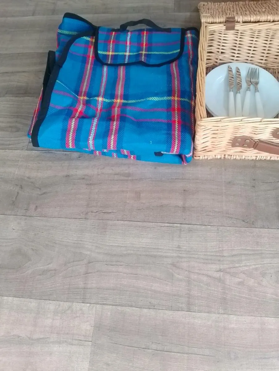 Picnic basket with foil blanket - Image 4