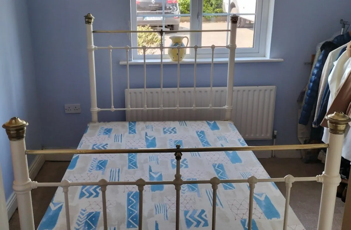 Bed - Image 1