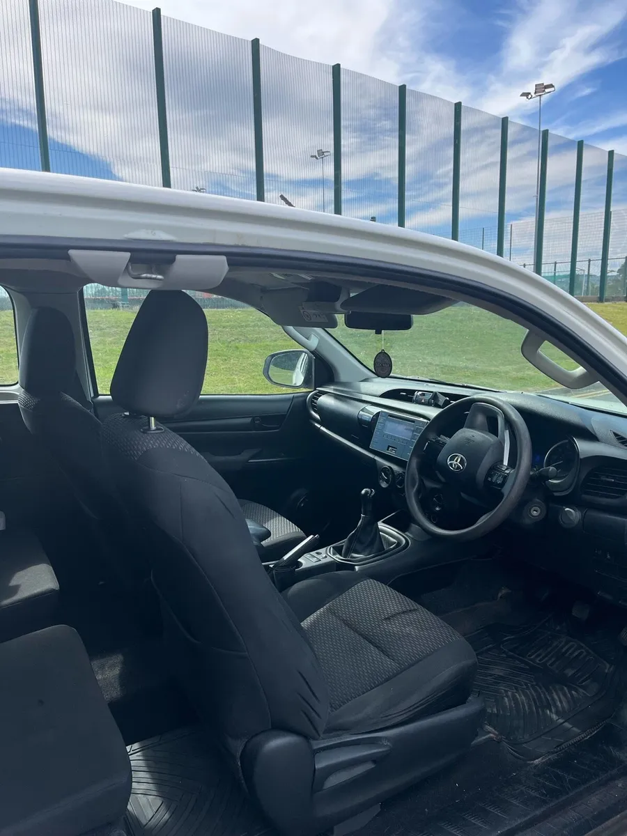 Toyota Hilux Extra Cab 2017 - Image 4