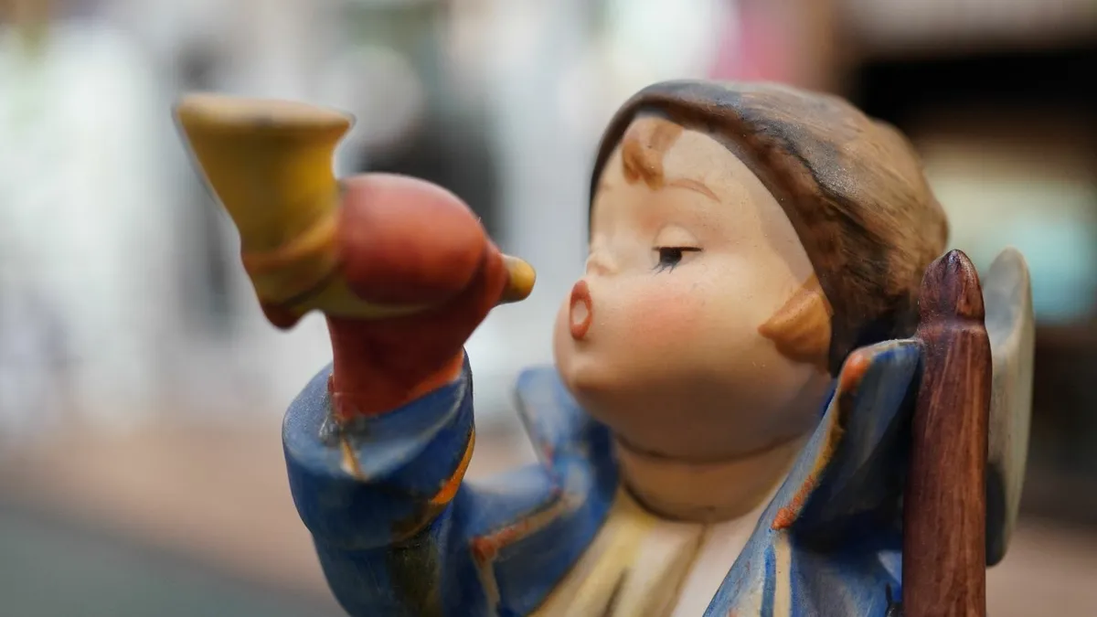 Goebel Hummel Figurine - Hear Ye, Hear Ye - Image 4