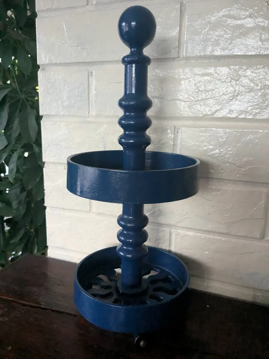 Robert Walch vintage iron cast egg/ spices holder - Image 1