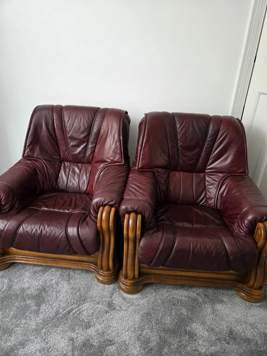 Carpets, sofa and chairs, keyboard - Image 1