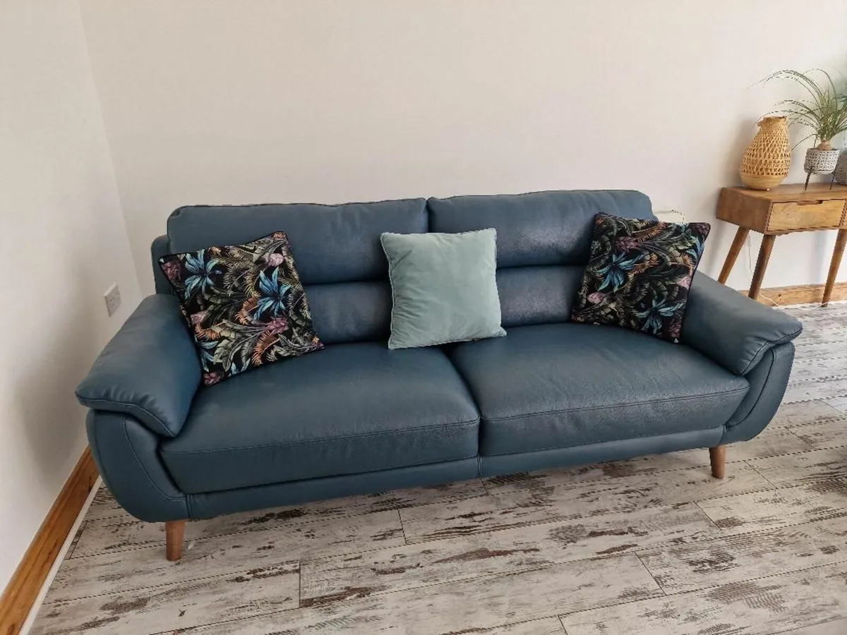 Matching 3 seater leather Sofa and armchair - Image 1