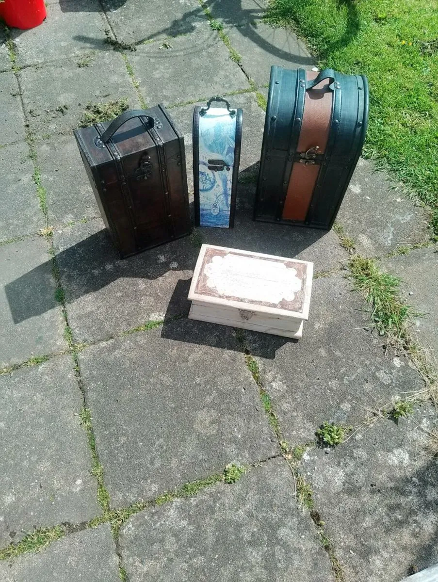 Collection of storage boxes - Image 1